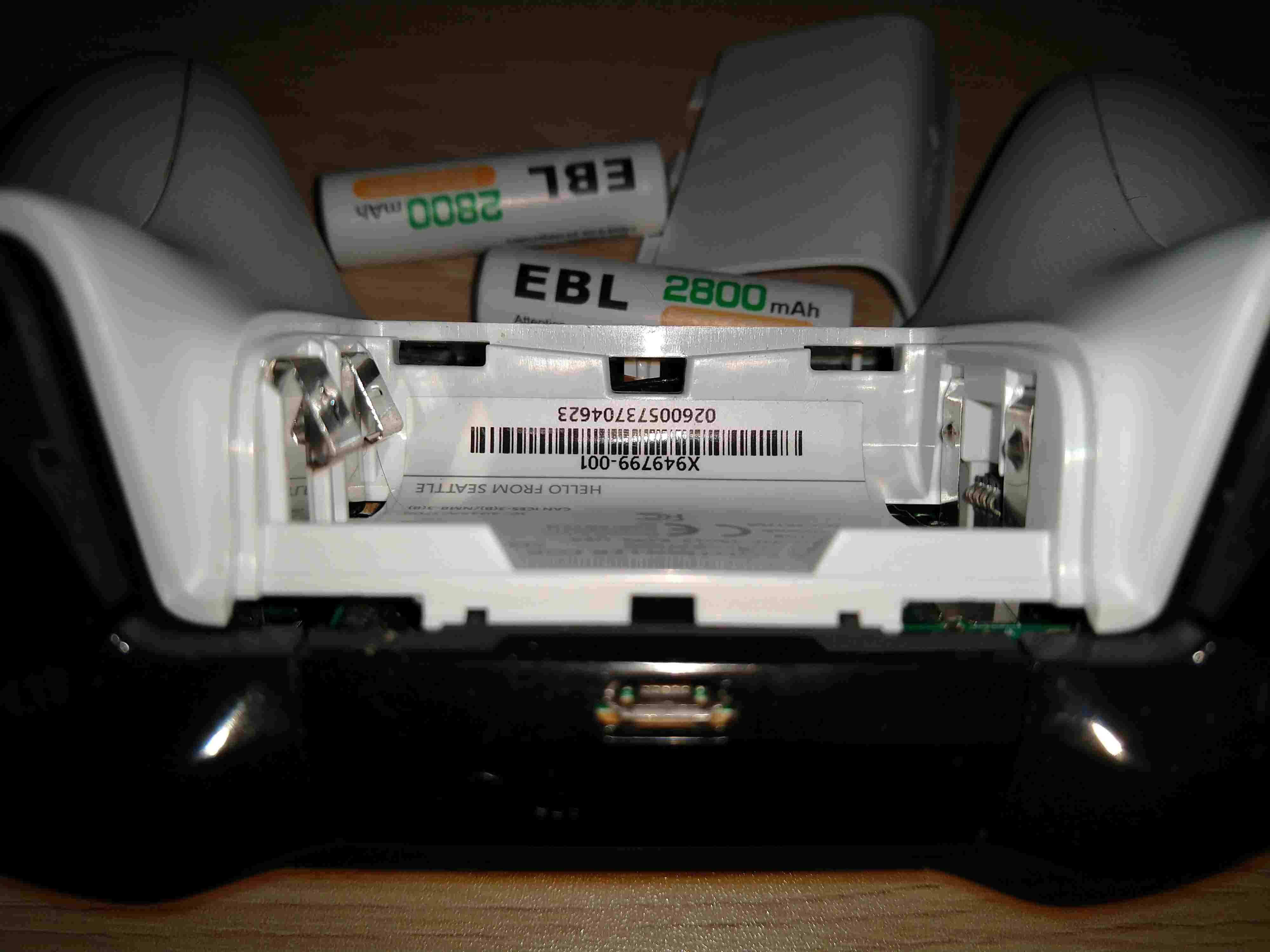 Отсек аккумулятора контроллера Xbox One с контактами аккумулятора.