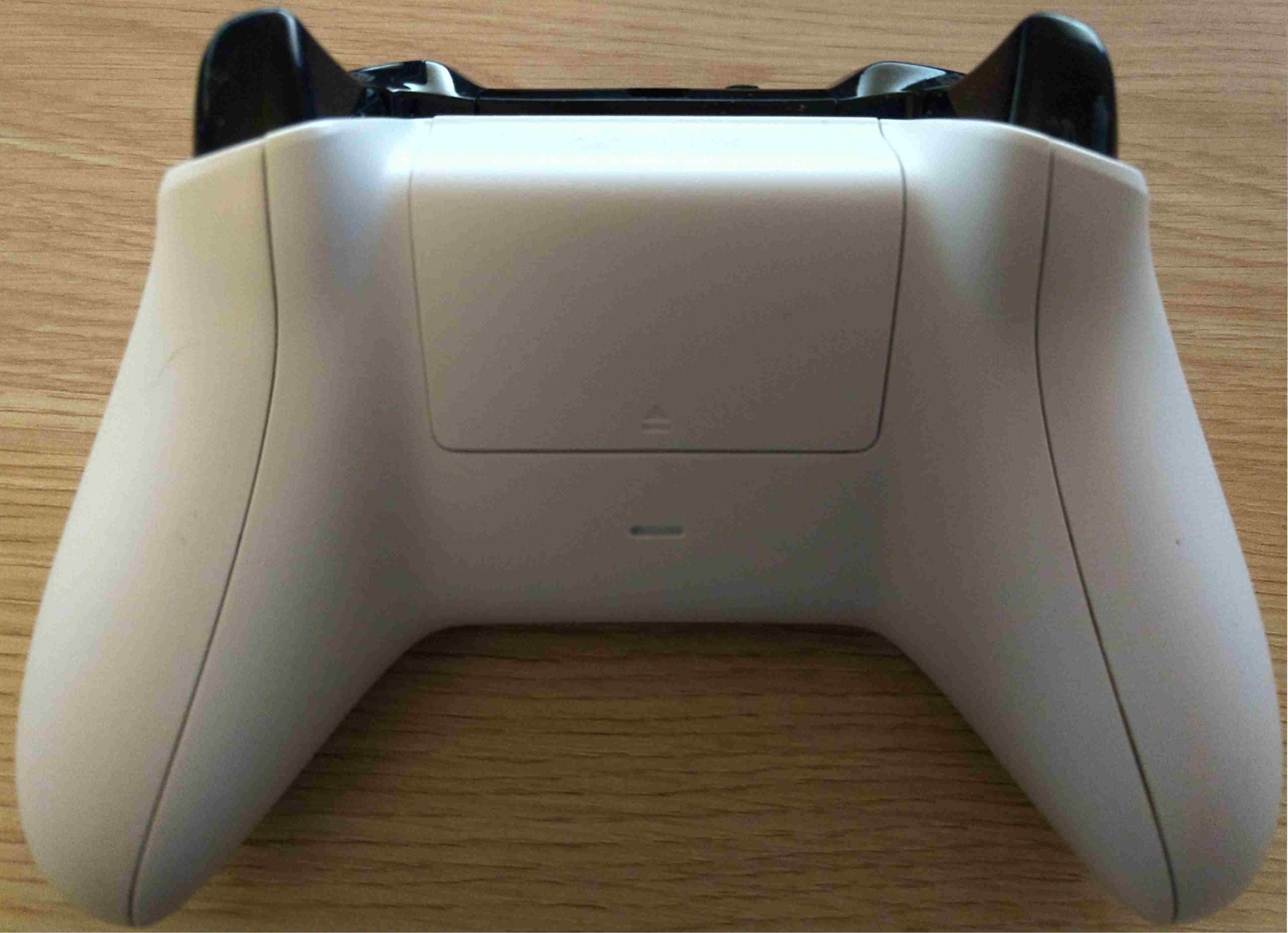 Задняя часть контроллера Xbox One, показывающая расположение аккумуляторного отсека.