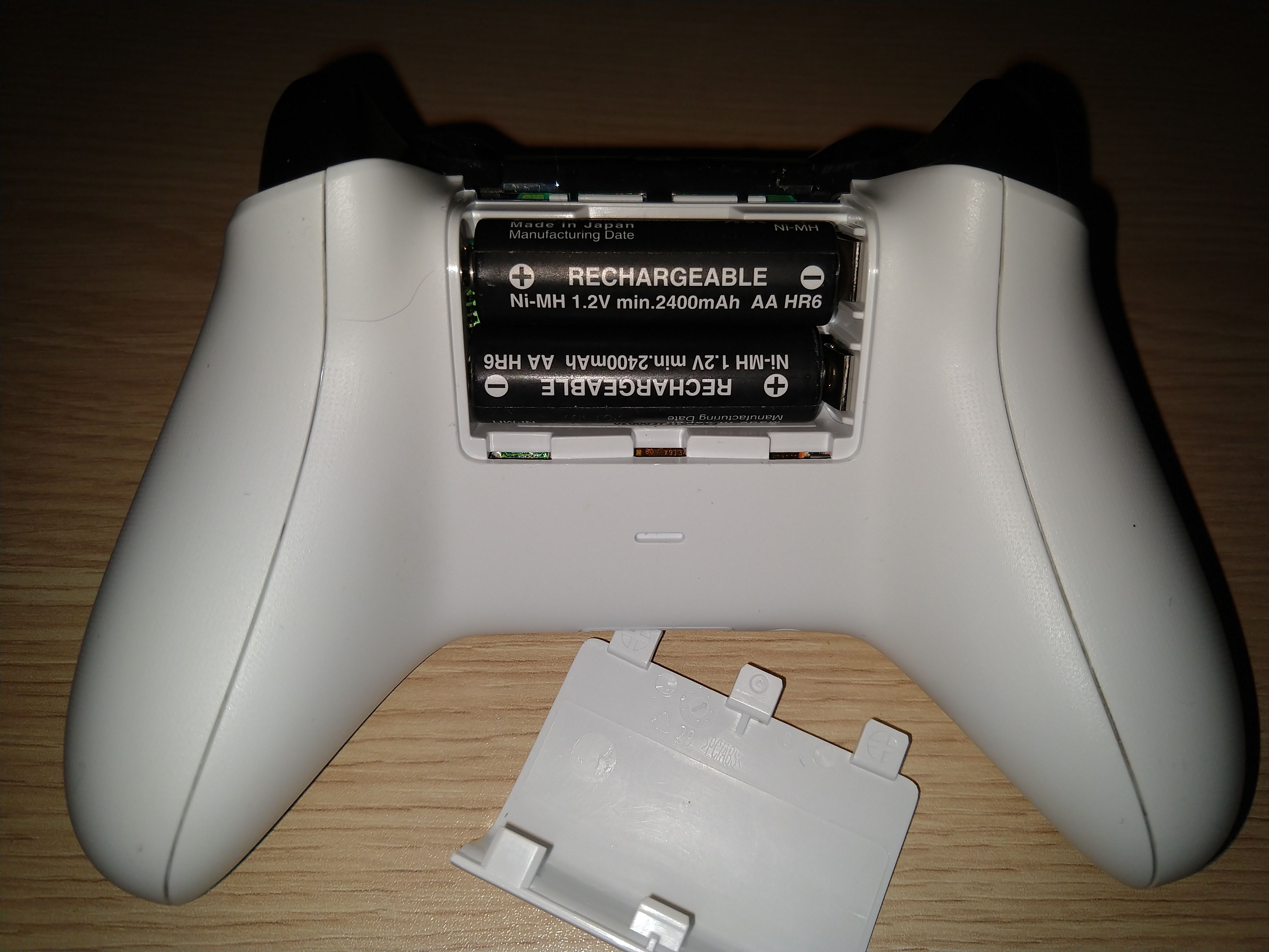 Батареи Xbox One устанавливаются обратной стороной.